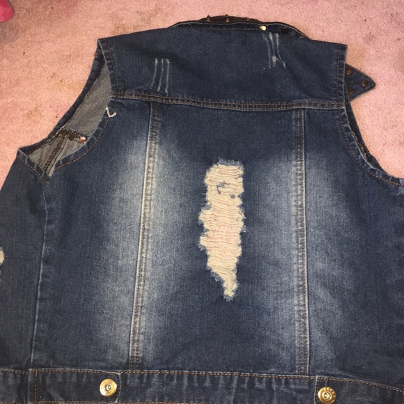 Cute denim ripped sleeveless jean jacket - Picture 2 of 3